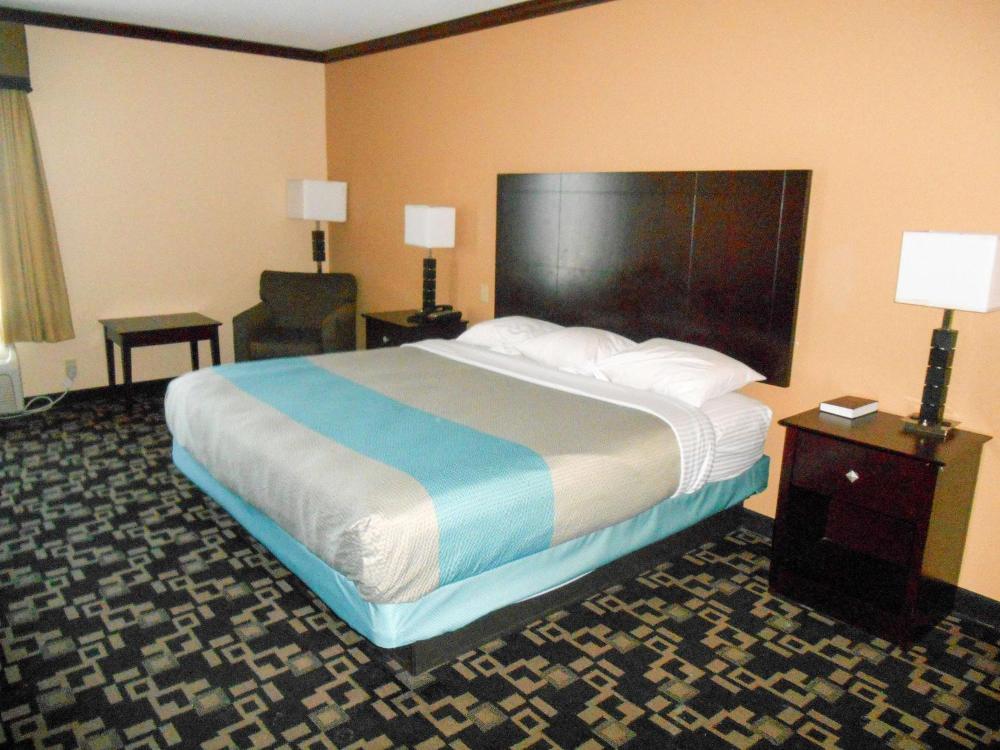 Deluxe King Suite - Non-Smoking interior